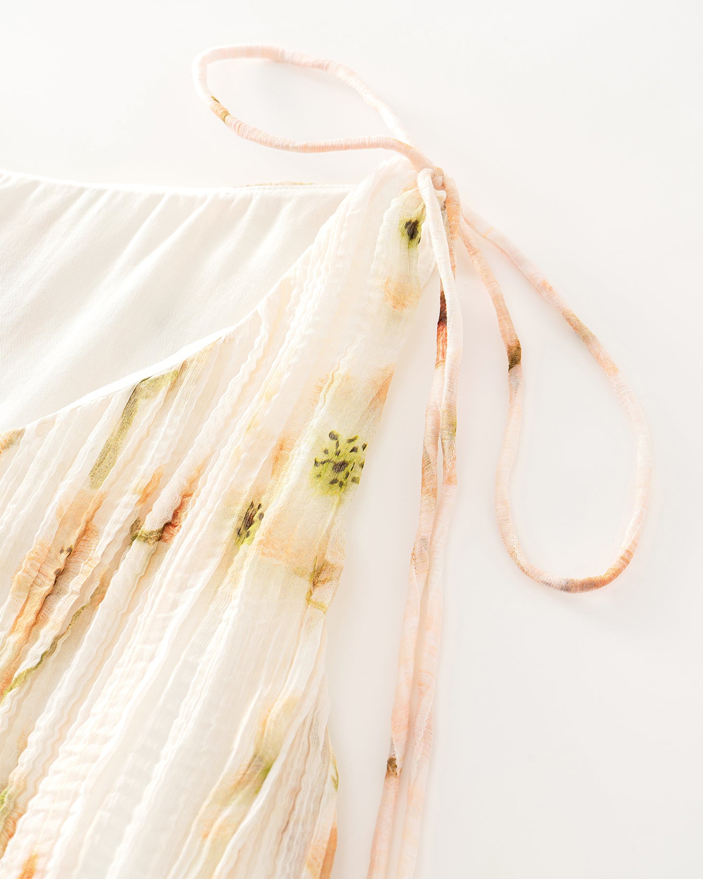 Vacation-Style Pleated Camisole with Begonia Print