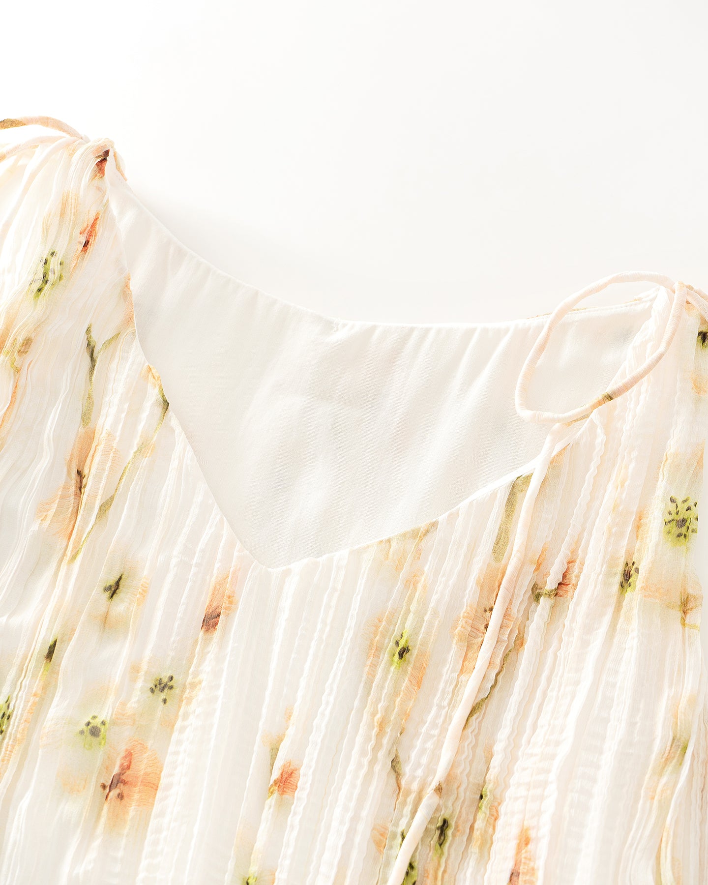 Vacation-Style Pleated Camisole with Begonia Print