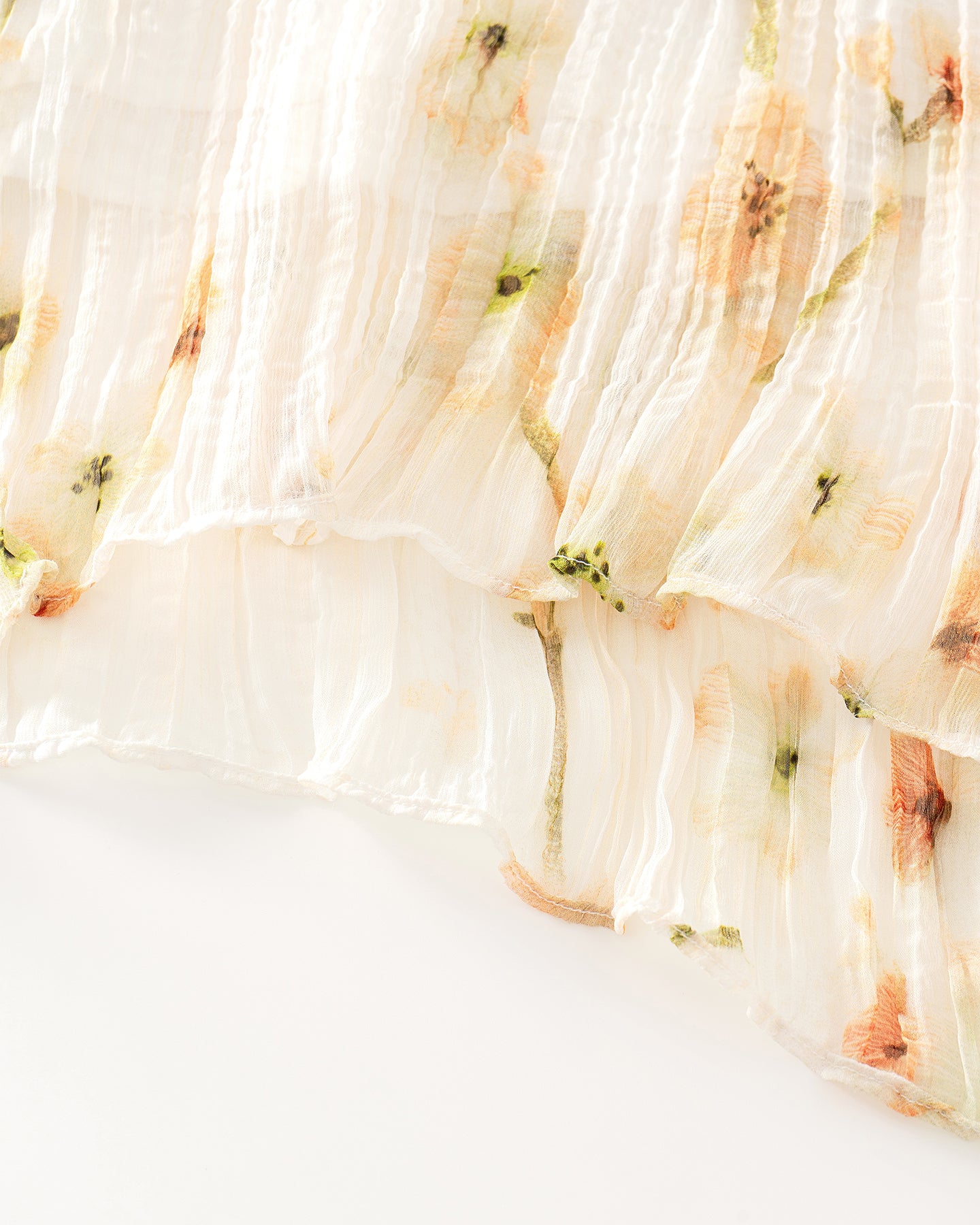 Vacation-Style Pleated Camisole with Begonia Print