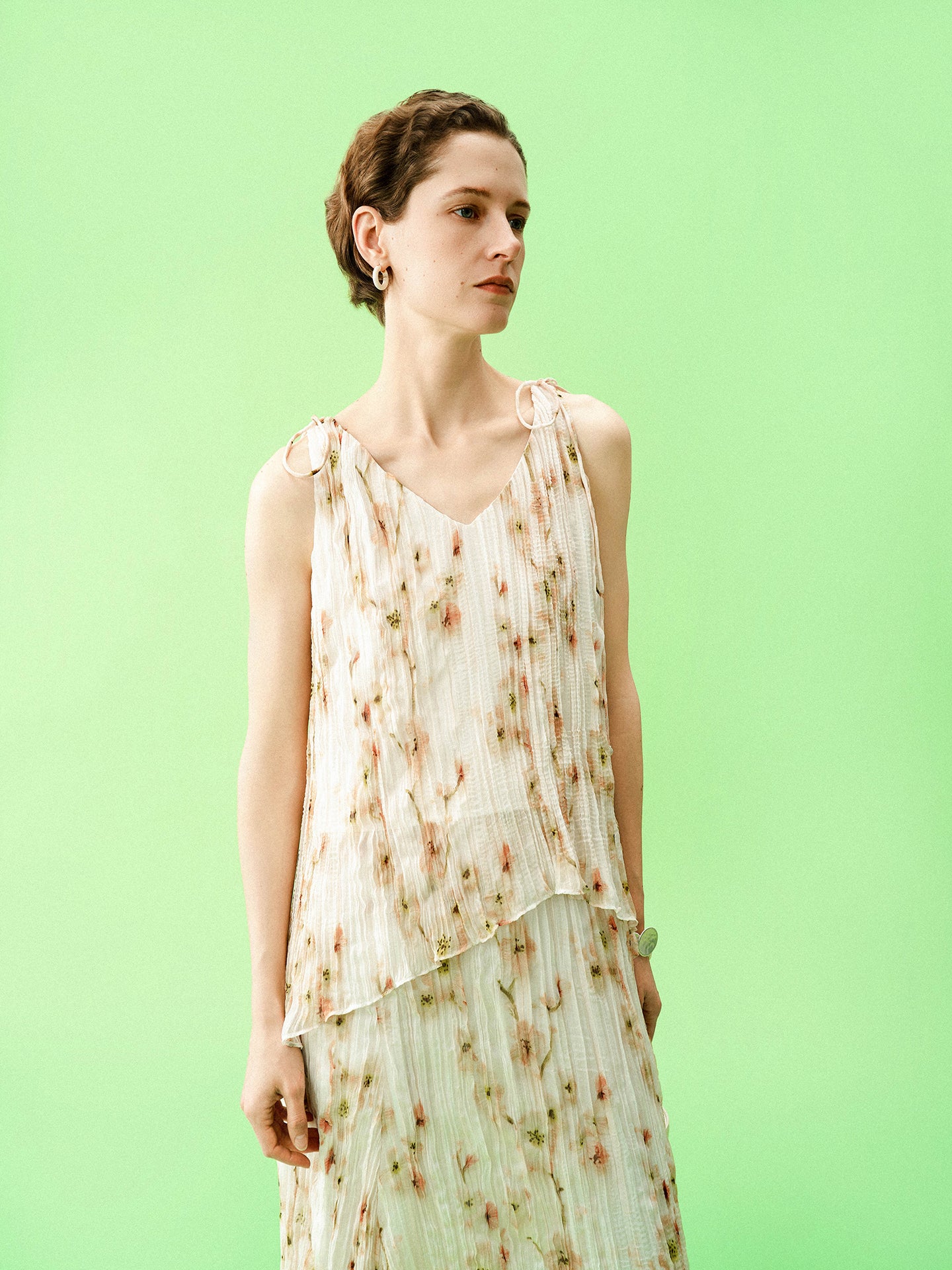 Vacation-Style Pleated Camisole with Begonia Print