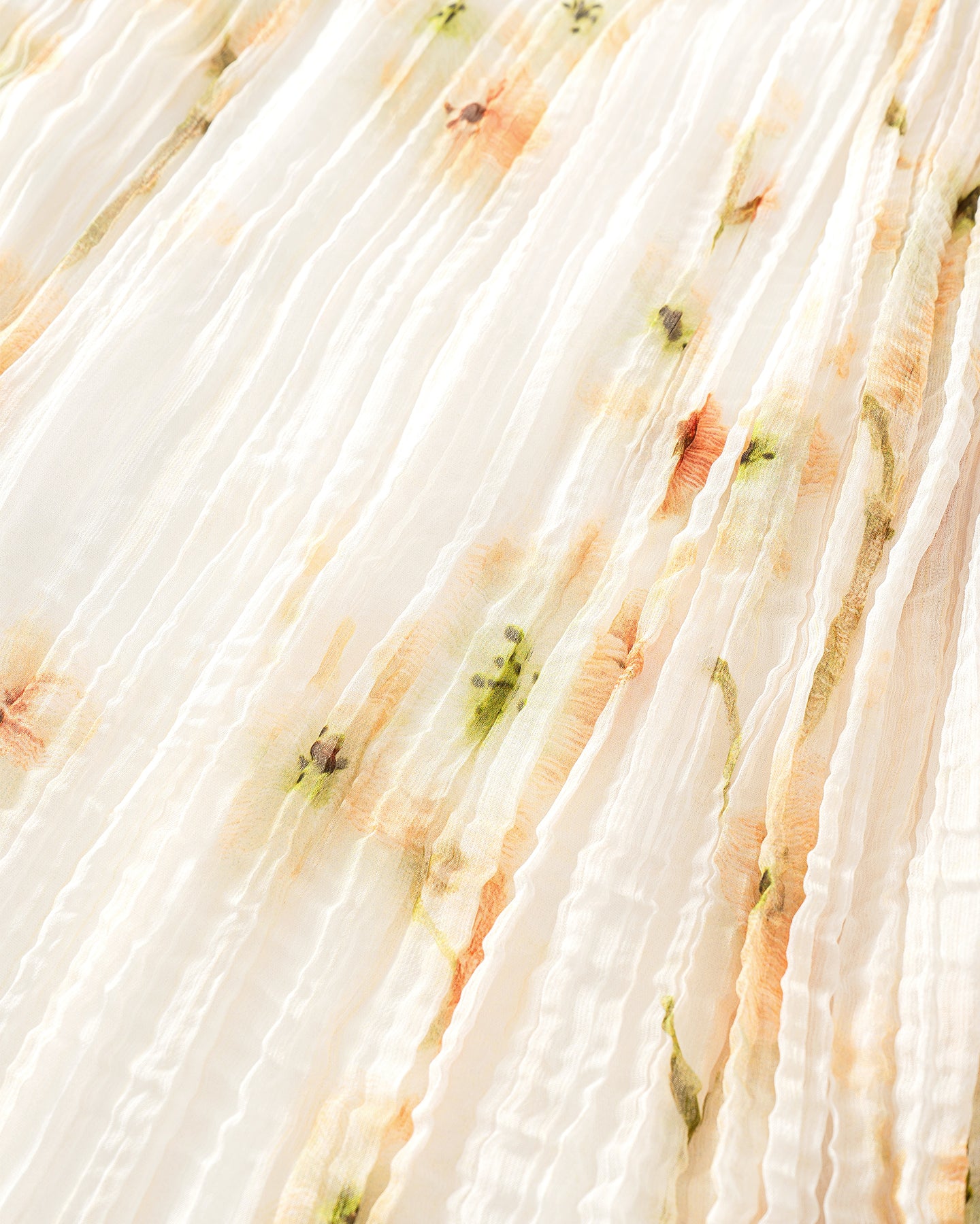 Vacation-Style Pleated Camisole with Begonia Print